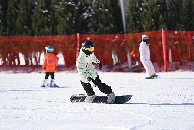  从早嗨到晚！潍坊滑雪场单日客流破千，冬季遛娃新地标诞生 (图9)
