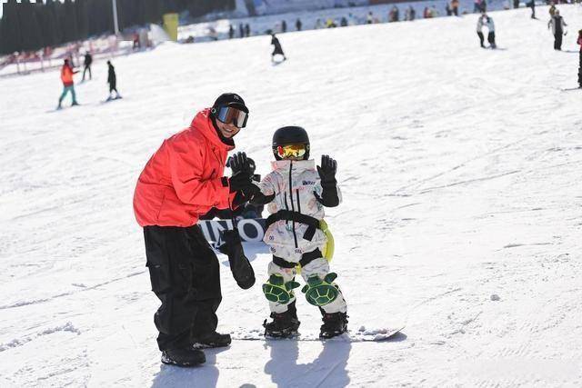  从早嗨到晚！潍坊滑雪场单日客流破千，冬季遛娃新地标诞生 (图17)