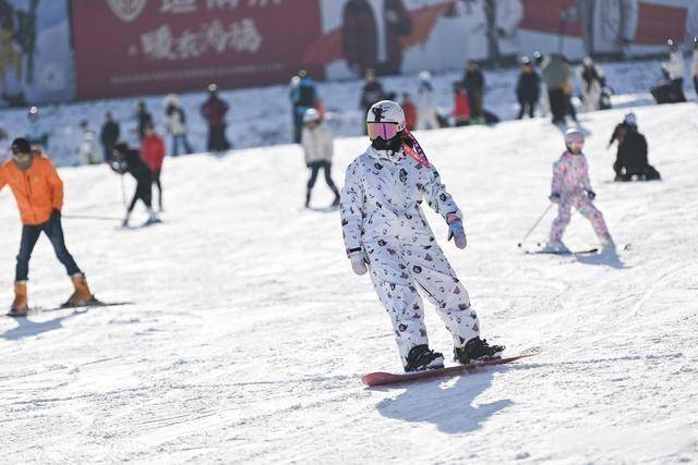  从早嗨到晚！潍坊滑雪场单日客流破千，冬季遛娃新地标诞生 (图19)