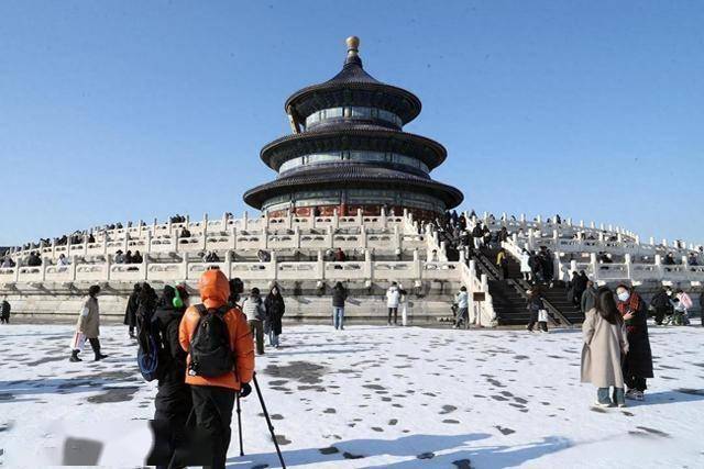 等了 一年的雪!北京人涌向天坛:红墙白雪里藏着最浓的老城情怀! (图1) 等了 一年的雪!北京人涌向天坛:红墙白雪里藏着最浓的老城情怀! (图1)