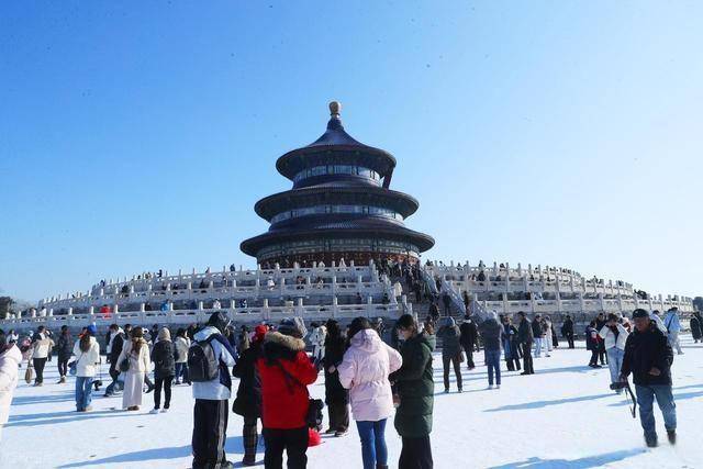 等了 一年的雪!北京人涌向天坛:红墙白雪里藏着最浓的老城情怀! (图4) 等了 一年的雪!北京人涌向天坛:红墙白雪里藏着最浓的老城情怀! (图4)
