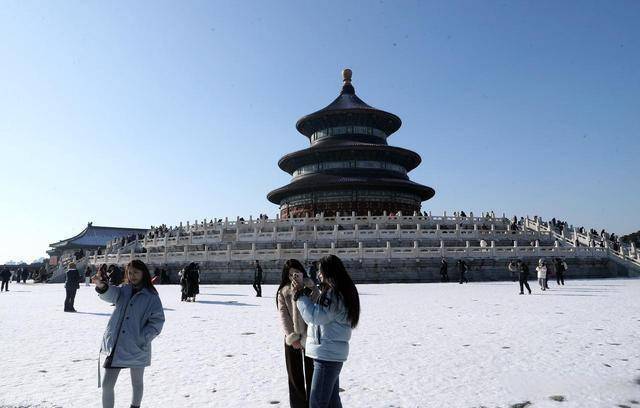等了 一年的雪!北京人涌向天坛:红墙白雪里藏着最浓的老城情怀! (图5) 等了 一年的雪!北京人涌向天坛:红墙白雪里藏着最浓的老城情怀! (图5)