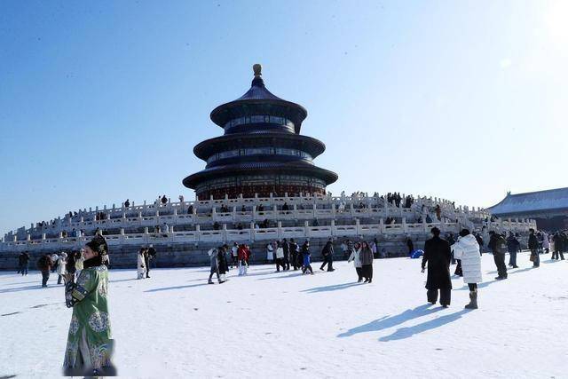 等了 一年的雪!北京人涌向天坛:红墙白雪里藏着最浓的老城情怀! (图7) 等了 一年的雪!北京人涌向天坛:红墙白雪里藏着最浓的老城情怀! (图7)