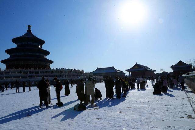 等了 一年的雪!北京人涌向天坛:红墙白雪里藏着最浓的老城情怀! (图8) 等了 一年的雪!北京人涌向天坛:红墙白雪里藏着最浓的老城情怀! (图8)