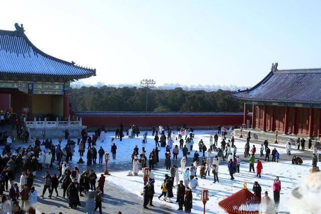 等了 一年的雪!北京人涌向天坛:红墙白雪里藏着最浓的老城情怀! (图9) 等了 一年的雪!北京人涌向天坛:红墙白雪里藏着最浓的老城情怀! (图9)