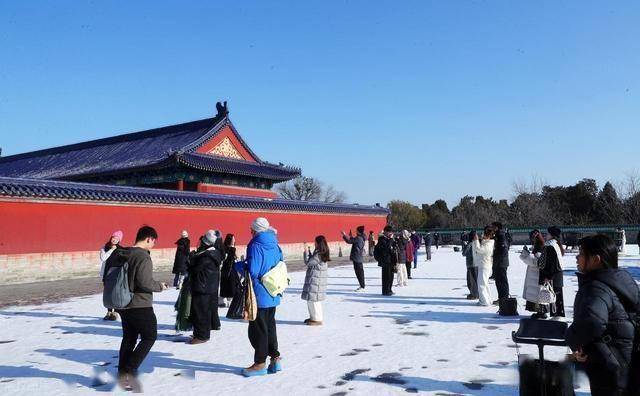 等了 一年的雪!北京人涌向天坛:红墙白雪里藏着最浓的老城情怀! (图11) 等了 一年的雪!北京人涌向天坛:红墙白雪里藏着最浓的老城情怀! (图11)