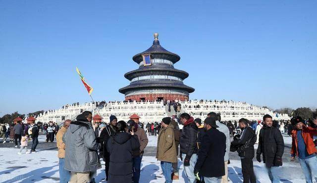 等了 一年的雪!北京人涌向天坛:红墙白雪里藏着最浓的老城情怀! (图17) 等了 一年的雪!北京人涌向天坛:红墙白雪里藏着最浓的老城情怀! (图17)