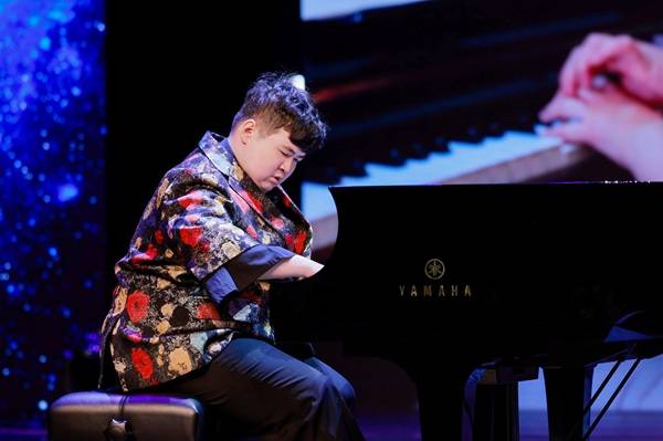 “艺韵全球・乐育英才” 公益音乐会启幕 音乐为桥,让每颗心灵并肩绽放(图6) “艺韵全球・乐育英才” 公益音乐会启幕 音乐为桥,让每颗心灵并肩绽放(图6)