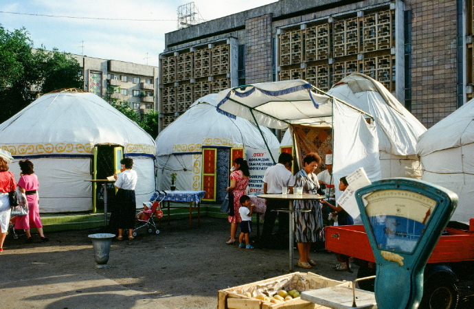 哈萨克斯坦1990年代