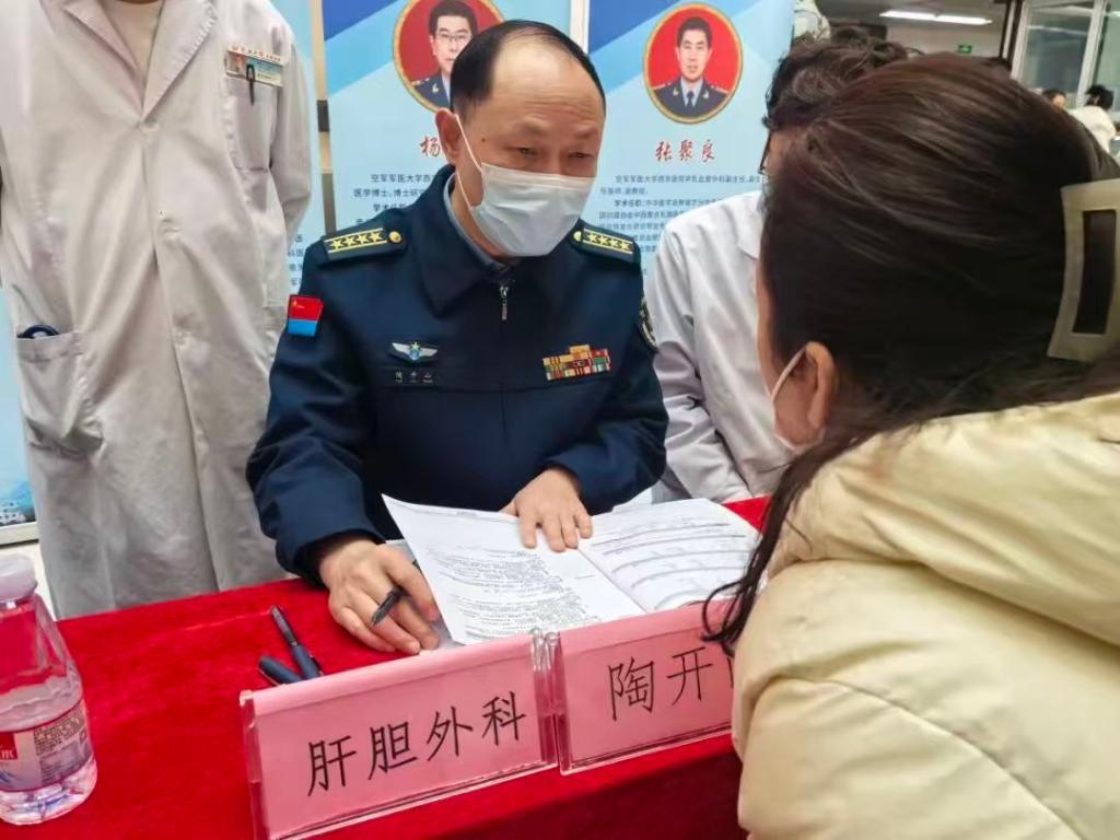 军地医院携手 共同守护革命老区群众健康(图2) 西京医院专家团队在延安大学附属医院开展惠民义诊。