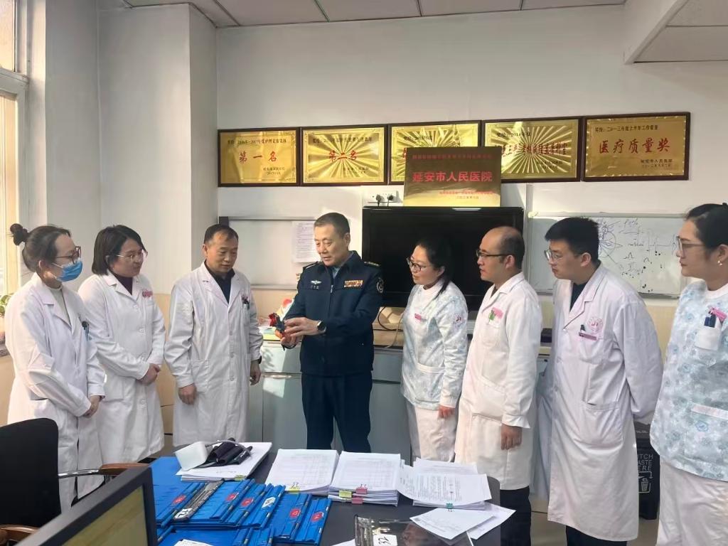 军地医院携手 共同守护革命老区群众健康(图1) 西京医院专家团队在延安市人民医院开展临床指导。