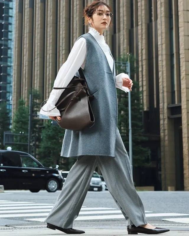 日杂轻熟女12月职业穿搭榜：灰棕最受欢迎，黄色搭配夺魁显气质 (图7)