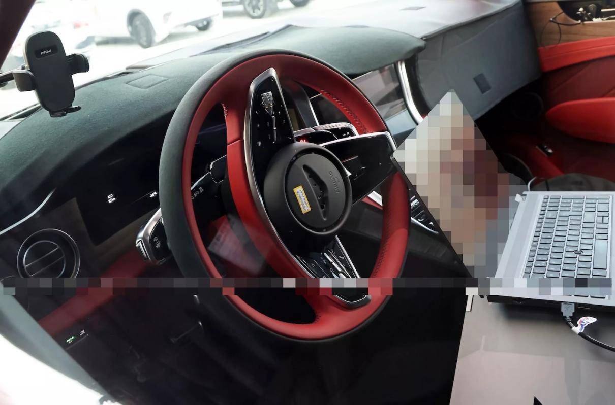 宾利首款纯电SUV新曝光！800V快充加持，大灯设计新潮，或明年亮相(图2)