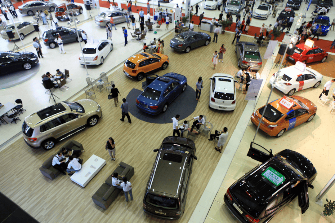 年底车市“冷热不均”：燃油车热闹，新能源车遇冷为哪般？(图1)