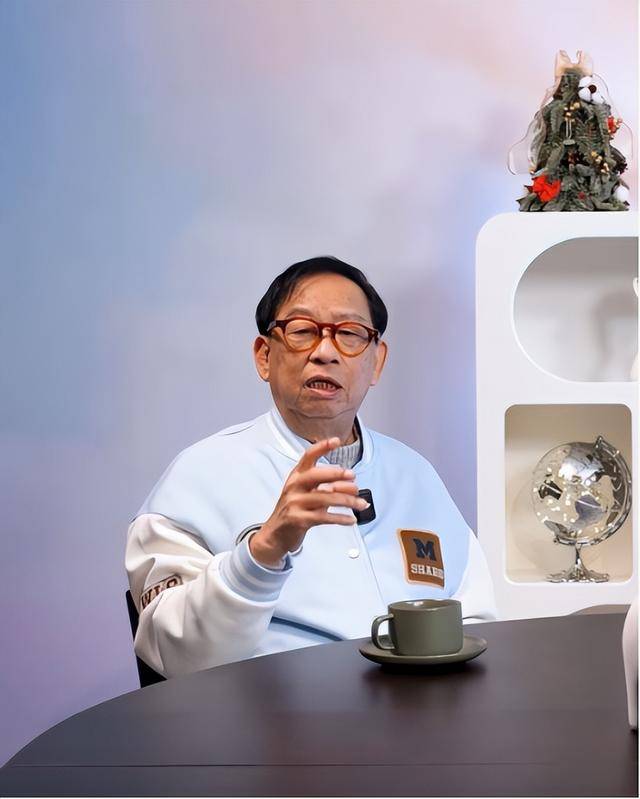 香港知名男星受病魔折磨，讲话上气不接下气，拼命工作养啃老儿子 (图2)