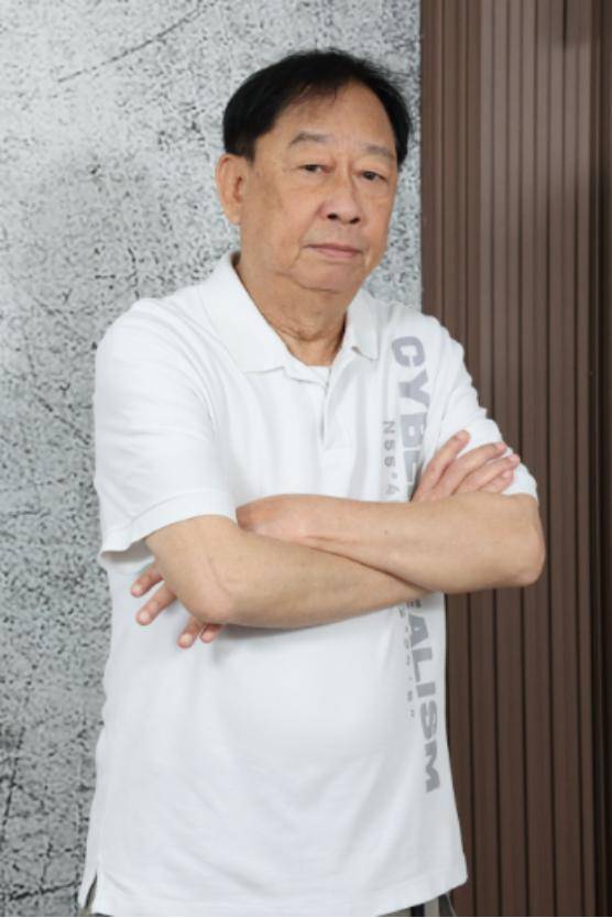 香港知名男星受病魔折磨，讲话上气不接下气，拼命工作养啃老儿子 (图1)