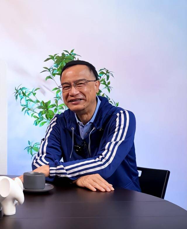 香港知名男星受病魔折磨，讲话上气不接下气，拼命工作养啃老儿子 (图3)