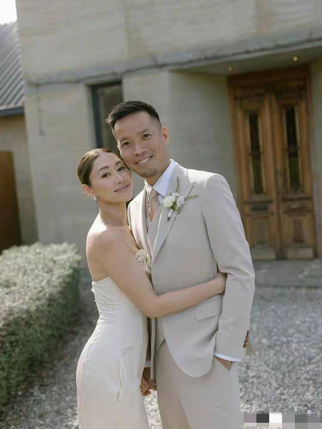 TVB视后布置圣诞装饰，屋内装修大气，前不久突然宣布结婚 (图1)