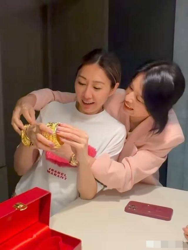 TVB视后布置圣诞装饰，屋内装修大气，前不久突然宣布结婚 (图4)