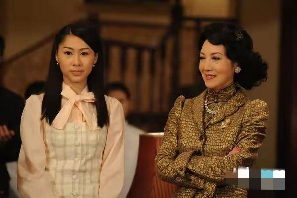 TVB视后布置圣诞装饰，屋内装修大气，前不久突然宣布结婚 (图7)