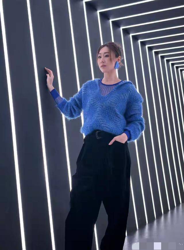 TVB视后布置圣诞装饰，屋内装修大气，前不久突然宣布结婚 (图9)