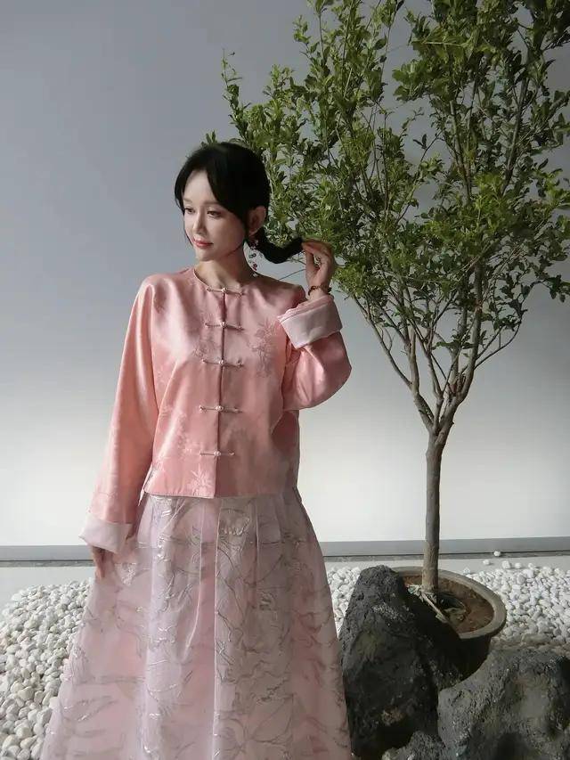 “陈乔恩”新穿法火出圈：新中式外套+半身裙，松弛洋气又减龄！(图4)