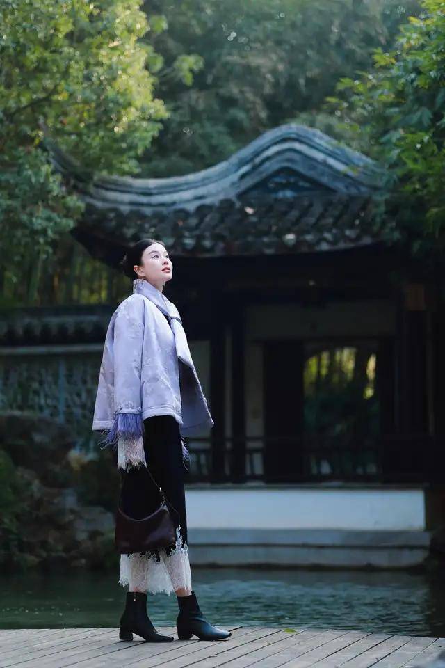 “陈乔恩”新穿法火出圈：新中式外套+半身裙，松弛洋气又减龄！(图7)