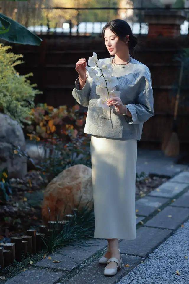 “陈乔恩”新穿法火出圈：新中式外套+半身裙，松弛洋气又减龄！(图6)
