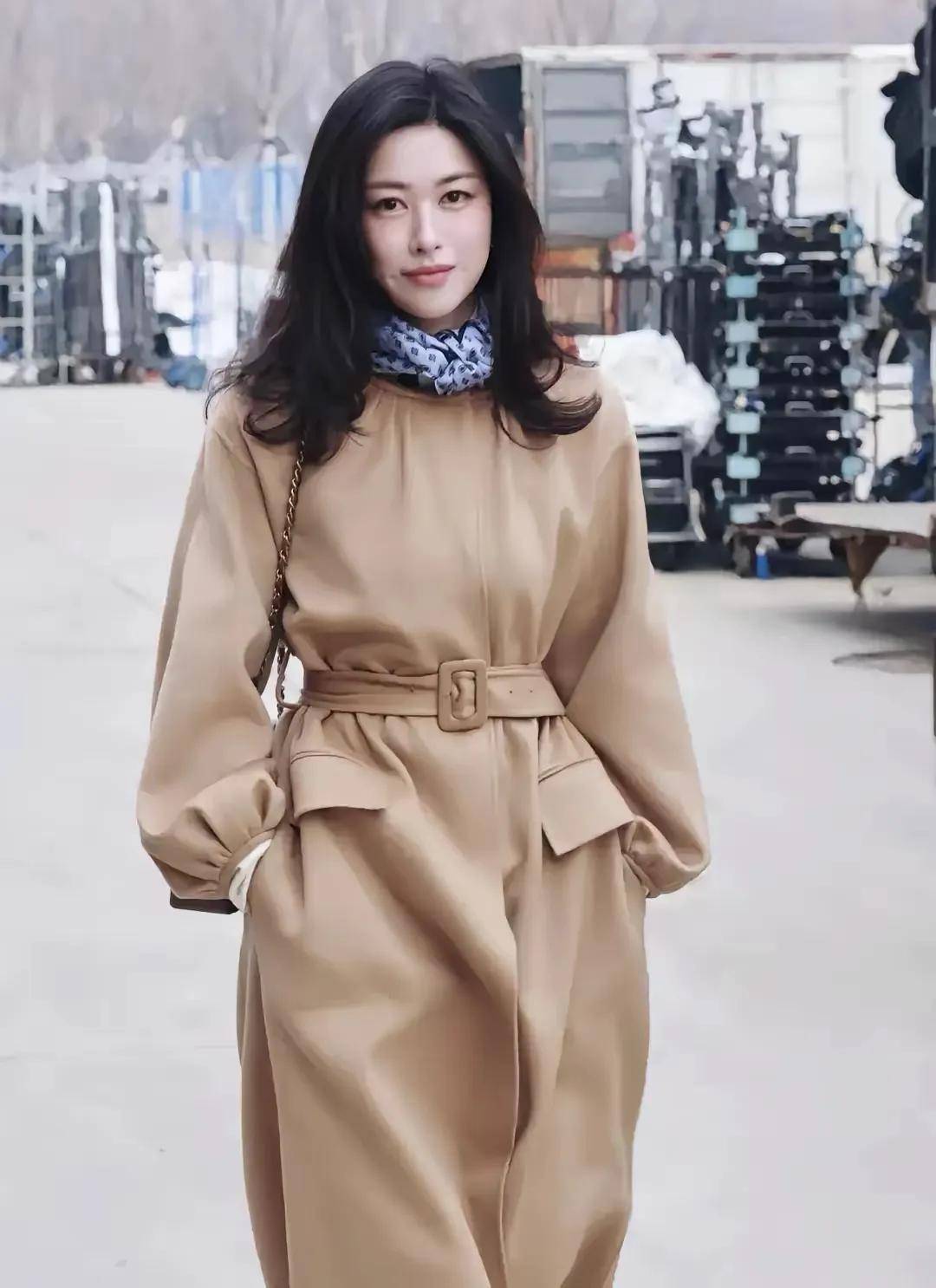 这才是“大衣”最聪明的穿法，搭裙子、长裤超洋气！谁见都夸好看 (图5)