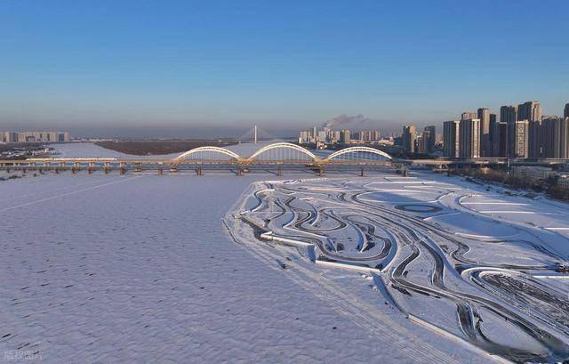 哈尔滨雪后刷屏：松花江覆雪如绸缎，百年铁桥藏着冰雪经济密码！ (图2)