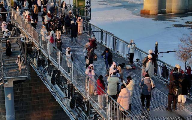 哈尔滨雪后刷屏：松花江覆雪如绸缎，百年铁桥藏着冰雪经济密码！ (图4)