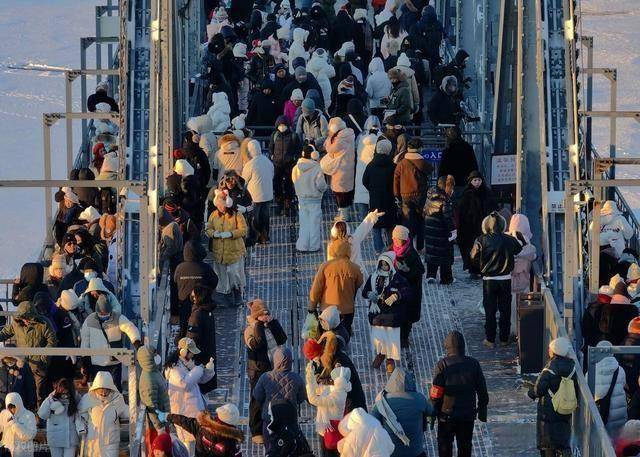 哈尔滨雪后刷屏：松花江覆雪如绸缎，百年铁桥藏着冰雪经济密码！ (图7)