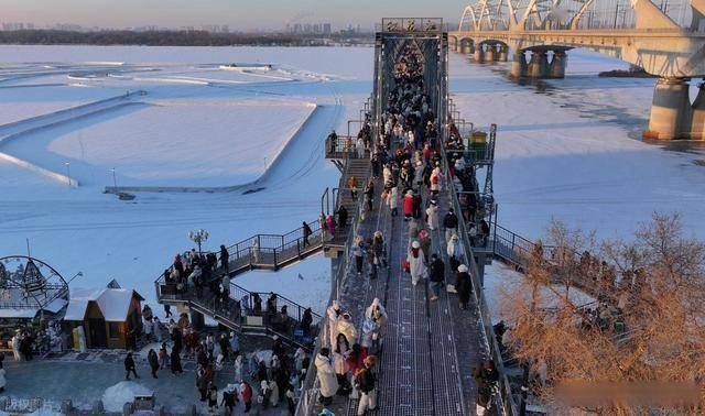 哈尔滨雪后刷屏：松花江覆雪如绸缎，百年铁桥藏着冰雪经济密码！ (图10)