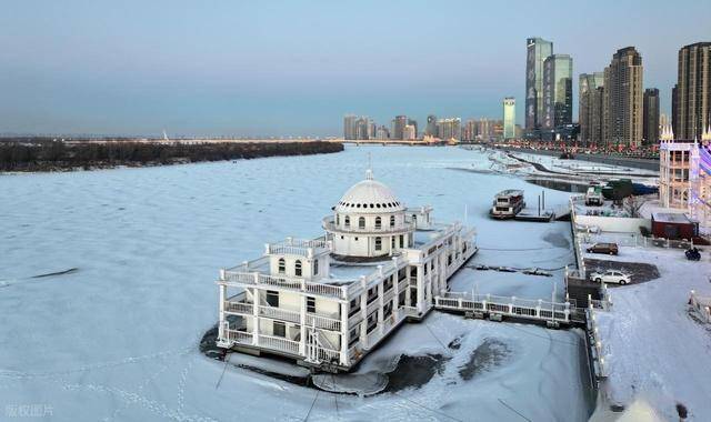 哈尔滨雪后刷屏：松花江覆雪如绸缎，百年铁桥藏着冰雪经济密码！ (图17)