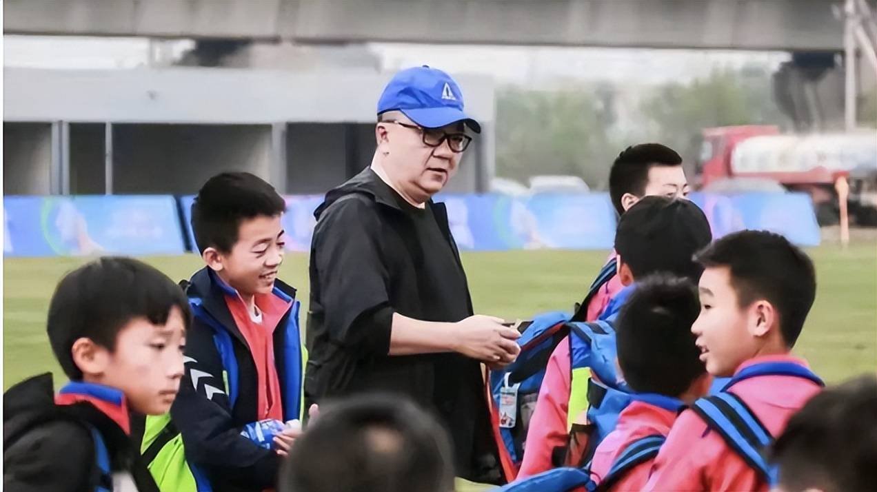 董路自称做青训不图赚钱，愿免费把足球小将送人，高调言论引发热议 (图3)
