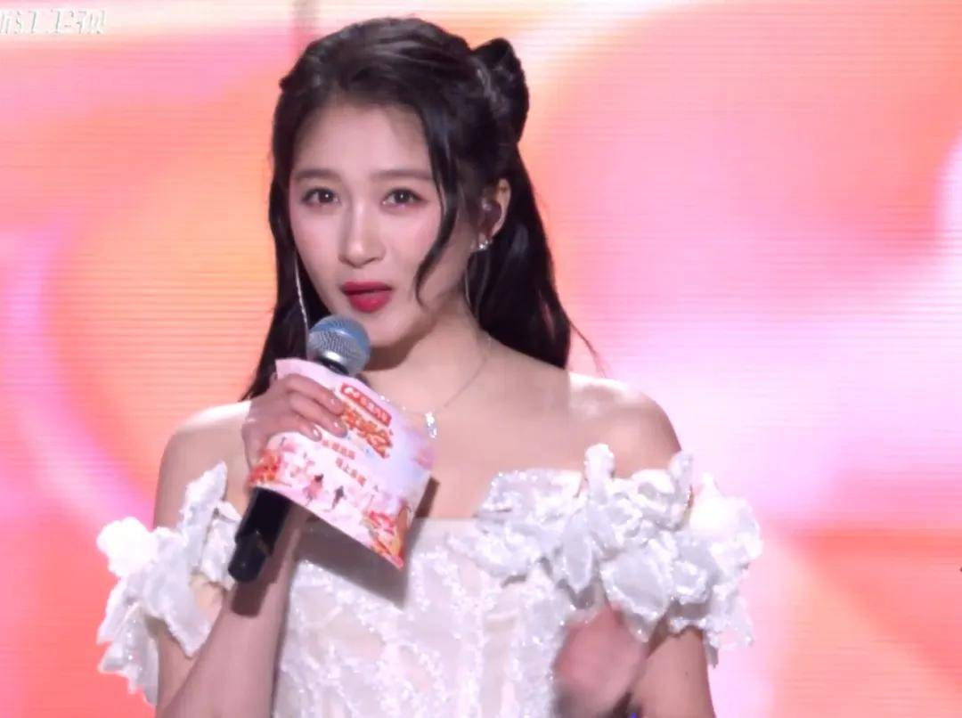 明星跨年夜造型太拉跨：戚薇好像鸡毛掸子，关晓彤又穿错裙子 (图2)