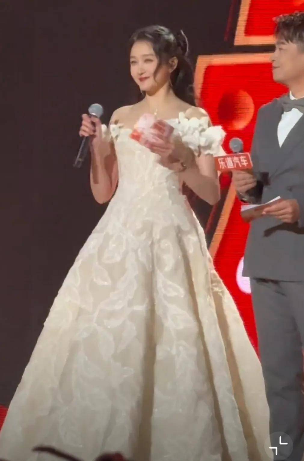 明星跨年夜造型太拉跨：戚薇好像鸡毛掸子，关晓彤又穿错裙子 (图3)