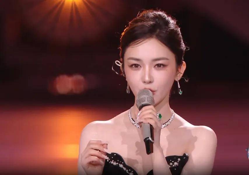 明星跨年夜造型太拉跨：戚薇好像鸡毛掸子，关晓彤又穿错裙子 (图5)