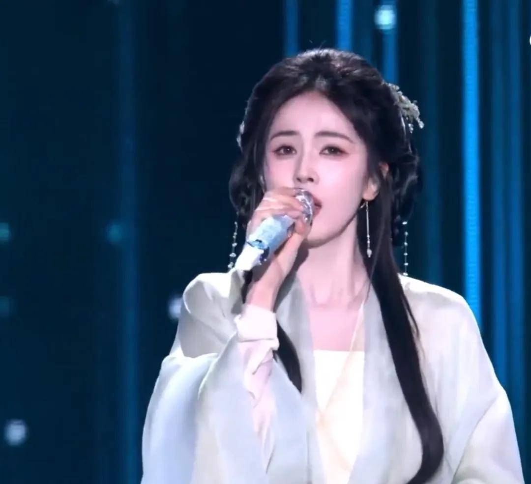 明星跨年夜造型太拉跨：戚薇好像鸡毛掸子，关晓彤又穿错裙子 (图7)