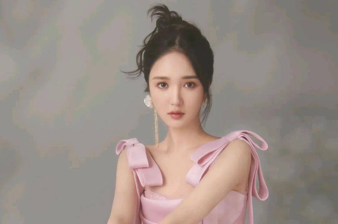 明星跨年夜造型太拉跨：戚薇好像鸡毛掸子，关晓彤又穿错裙子 (图6)