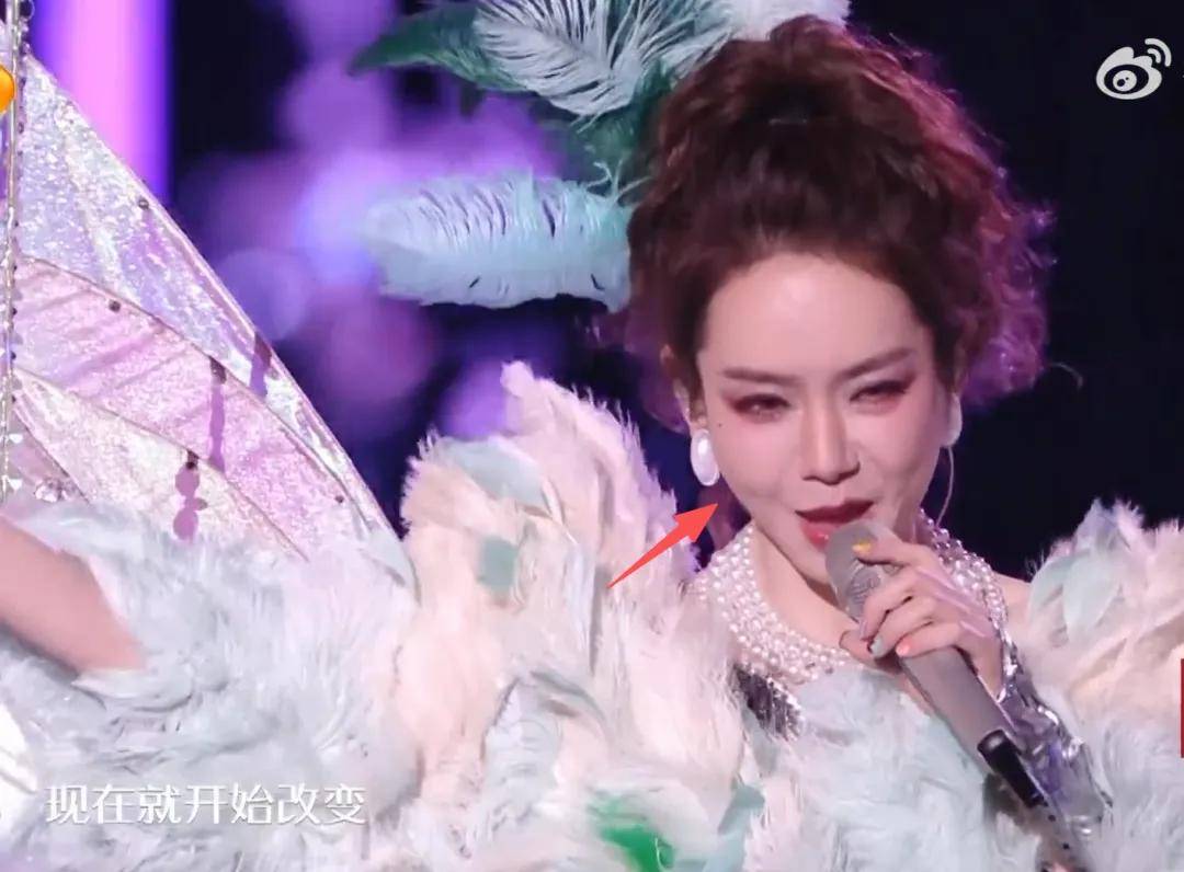 明星跨年夜造型太拉跨：戚薇好像鸡毛掸子，关晓彤又穿错裙子 (图9)