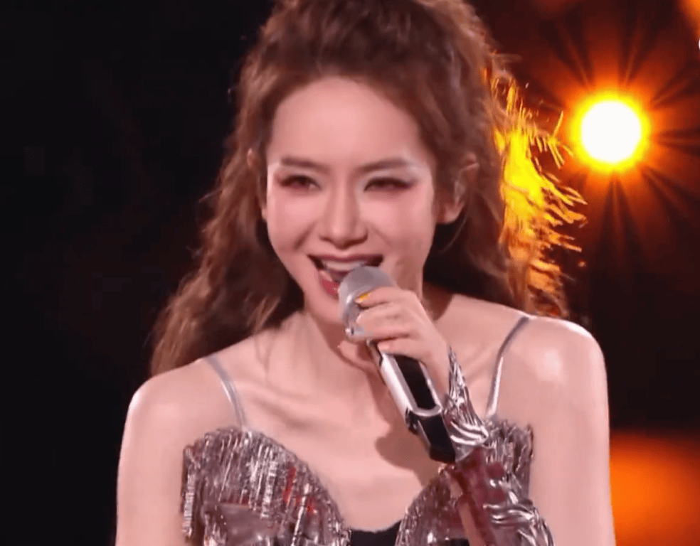 明星跨年夜造型太拉跨：戚薇好像鸡毛掸子，关晓彤又穿错裙子 (图14)