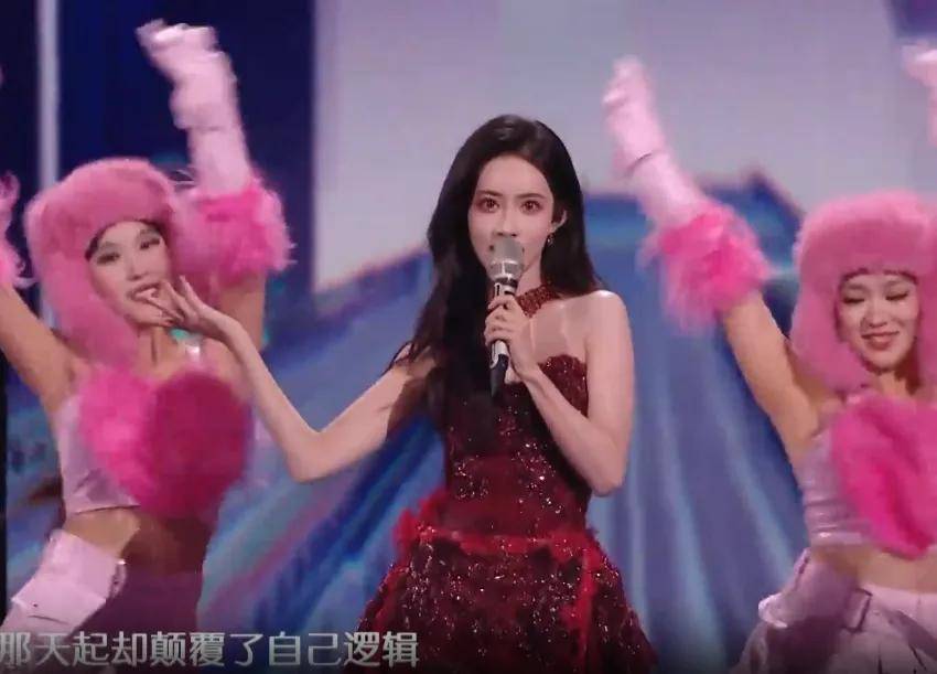 明星跨年夜造型太拉跨：戚薇好像鸡毛掸子，关晓彤又穿错裙子 (图16)