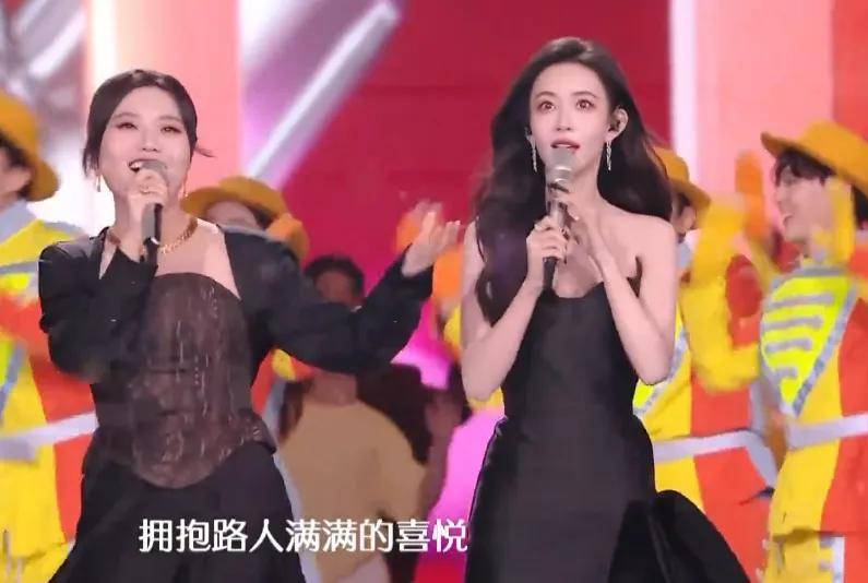 明星跨年夜造型太拉跨：戚薇好像鸡毛掸子，关晓彤又穿错裙子 (图15)