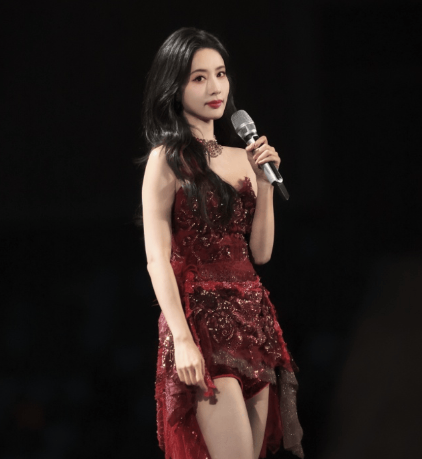 明星跨年夜造型太拉跨：戚薇好像鸡毛掸子，关晓彤又穿错裙子 (图17)