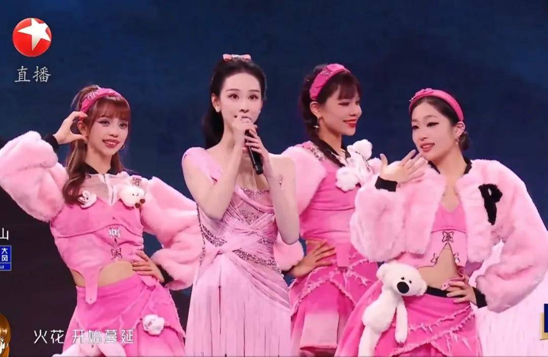 明星跨年夜造型太拉跨：戚薇好像鸡毛掸子，关晓彤又穿错裙子 (图20)