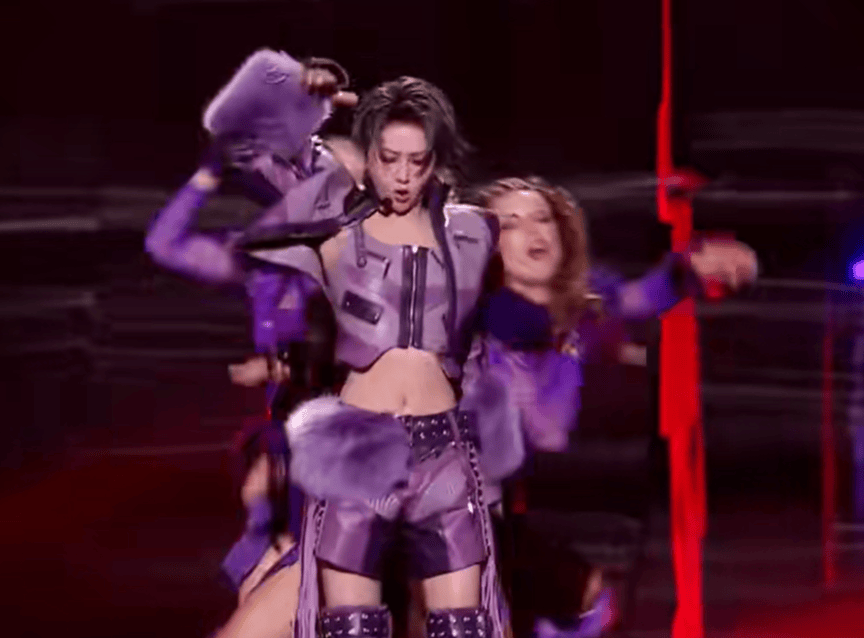 明星跨年夜造型太拉跨：戚薇好像鸡毛掸子，关晓彤又穿错裙子 (图26)