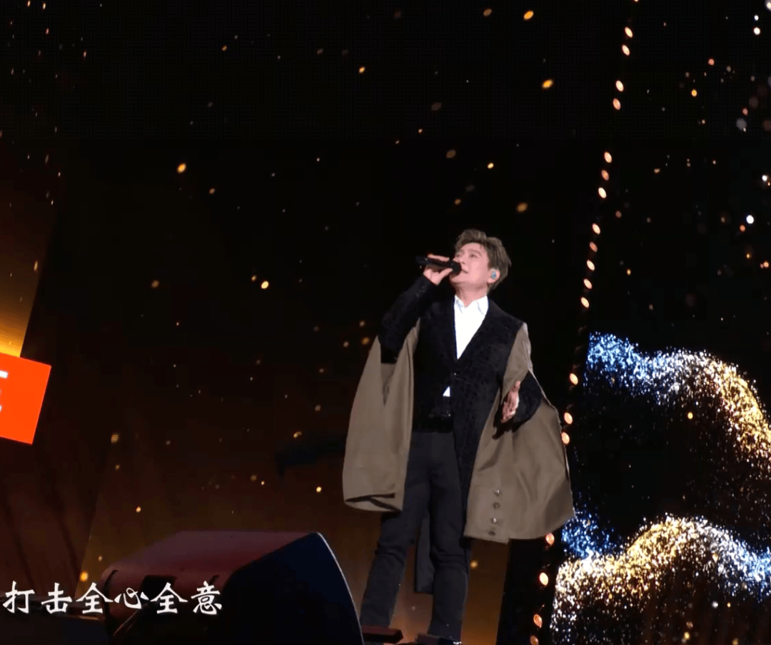 明星跨年夜造型太拉跨：戚薇好像鸡毛掸子，关晓彤又穿错裙子 (图28)