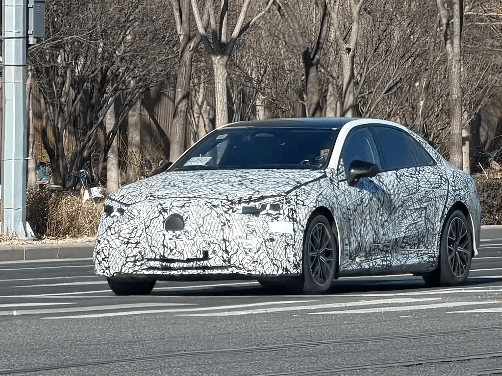 或换装最新设计 全新奔驰C级纯电动版国内谍照曝光(图1)