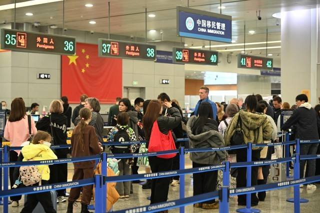 人间百味，共赴新岁：跨年钟声里的世界 (图2)